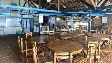 Café da manhã, almoço e jantar; culinária internacional