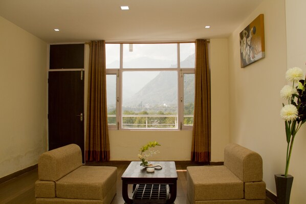 En 32-tommers Flatskjerm-TV med kabel-kanaler samt TV og peis