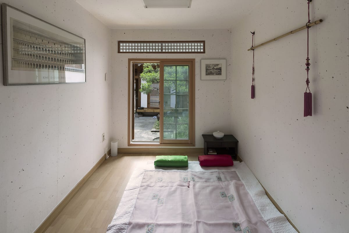 Een strijkplank/strijkijzer, babybedden, extra bedden, gratis wifi