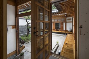 Iron/ironing board, cots/infant beds, rollaway beds, free WiFi - Xiwoo Hanok Guesthouse (Seoul)