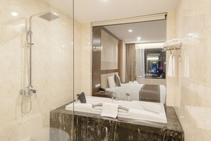 Executive-Suite, Bergblick, Turm | Badezimmer | Hydromassagedusche, kostenlose Toilettenartikel, Haartrockner