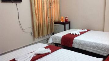 Family Room | Minibar, desk, free WiFi