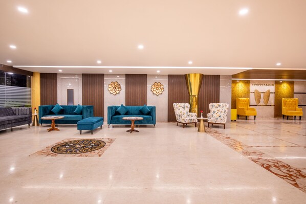 Lobby sitting area - Poppys Pleasant Stay (Kodaikanal)