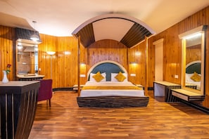 Suite | Desk, blackout drapes, bed sheets - Poppys Pleasant Stay (Kodaikanal)