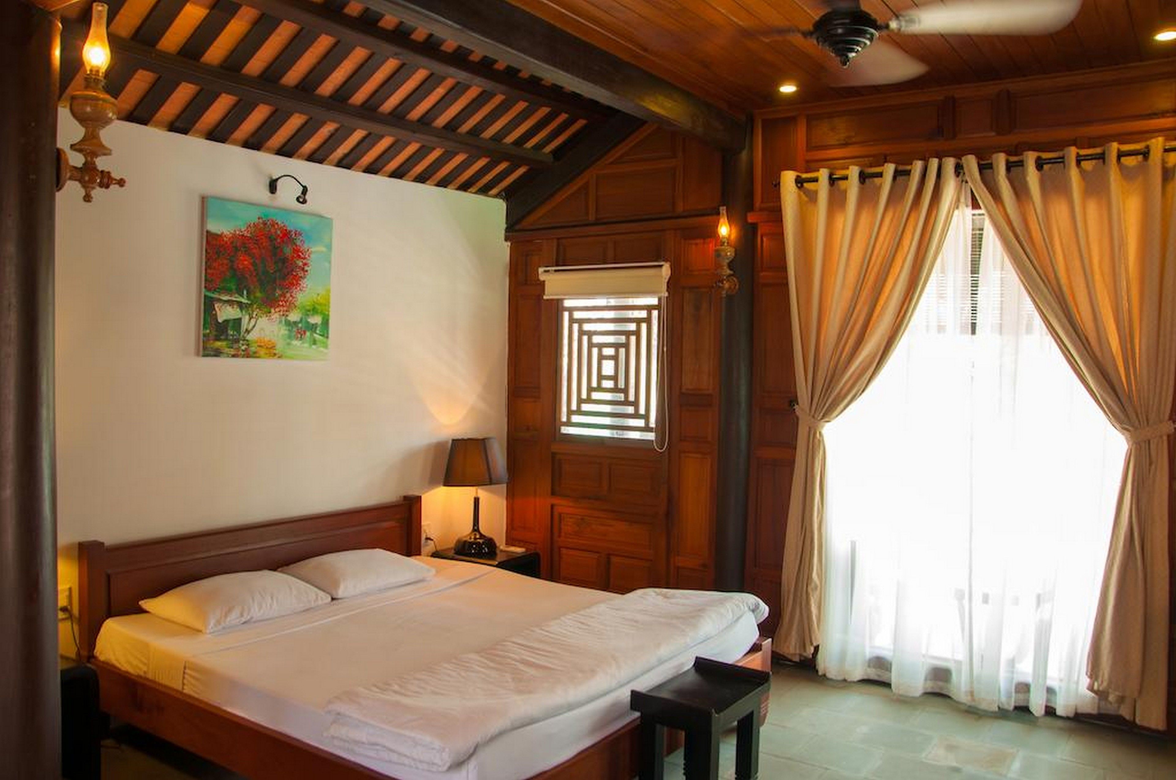 Minibar, brankas, meja kerja, dan setrika/meja setrika