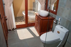 Habitación de lujo, balcón, vista al jardín | Lavabo en el baño