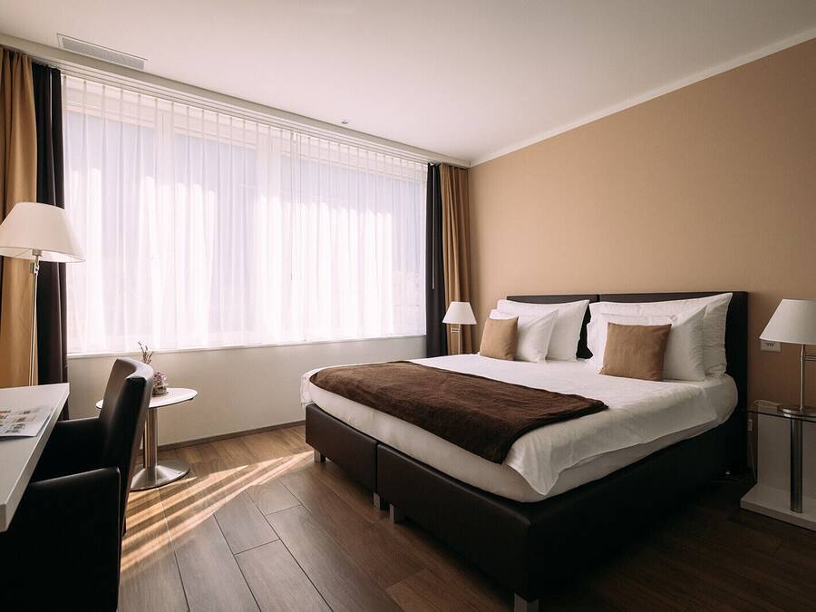 Double Room | Peralatan tempat tidur hipoalergenik, peti besi dalam bilik, meja