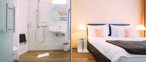 Une chambre d’hôtel moderne dotée d’une douche, d’une table de chevet avec des lampes, d’un lit avec du linge de lit blanc et d’un plancher en bois.