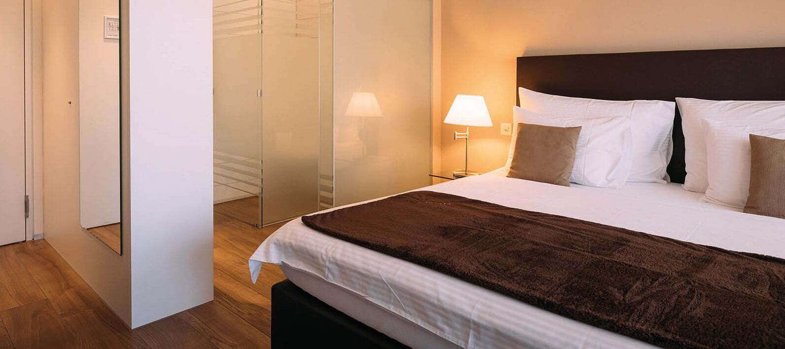 hypo-allergenic bedding, in-room safe, desk, laptop workspace