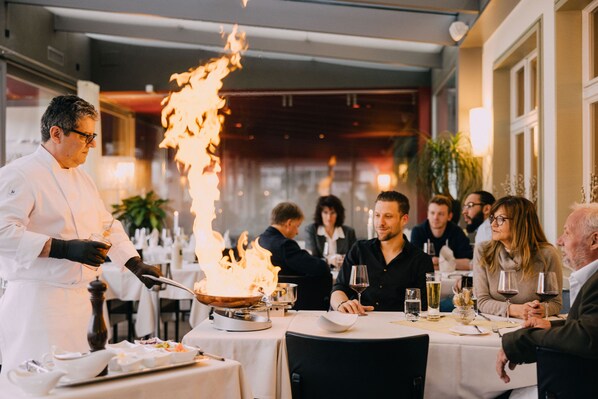 2 restaurants, lunch, dinner served; Regional cuisine