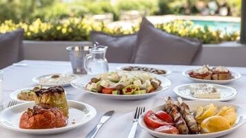 FrĂŒhstĂŒck, Mittagessen, griechische KĂŒche, Blick auf den Pool