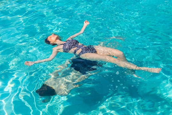 Piscina externa sazonal, funciona das 10h às 20h, guarda-sóis