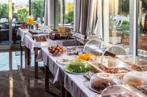 Desayuno buffet diario (EUR 10 por persona)