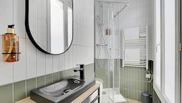 Ducha, artĂculos de tocador ecolĂłgicos, secador de pelo, toallas