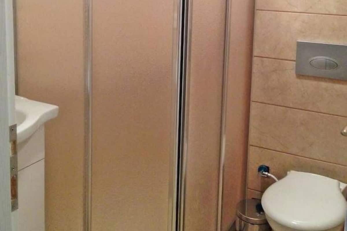Douche, articles de toilette gratuits, sĂšche-cheveux, chaussons