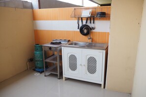 Habitación estándar | Cocina privada | Refrigerador con congelador, microondas y parrilla de estufa