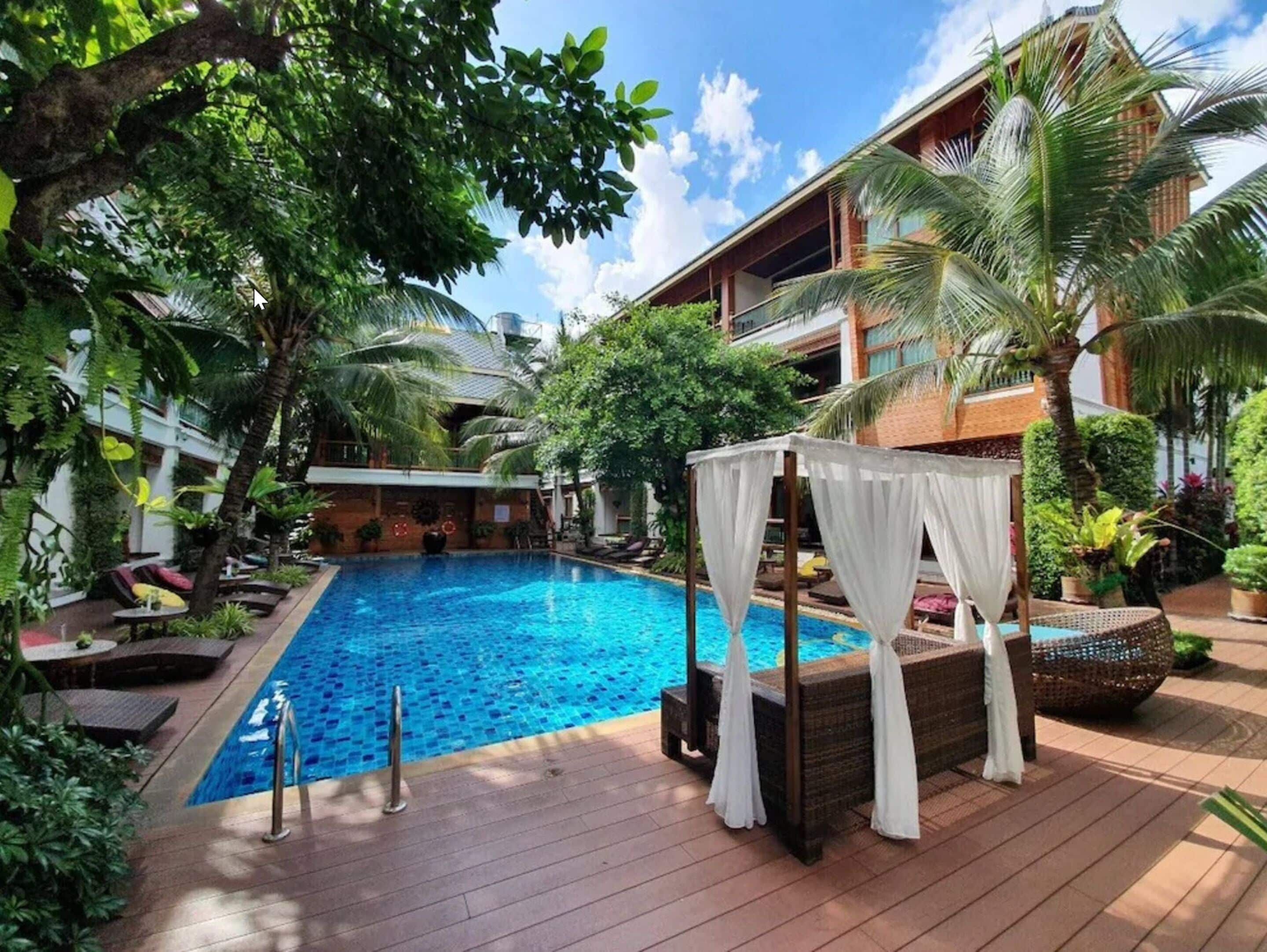 outdoor pool, open 9:00 am to 7:00 pm, pool loungers