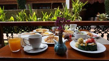 Se ofrece un desayuno bufé (300 THB por persona)