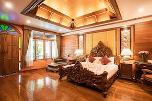 Phòng Executive (Pool Access with Jacuzzi and Balcony) | Két bảo mật tại phòng, bàn, màn/rèm cản sáng, phòng cách âm
