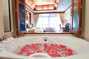 Luxury Twin Bed with spa bath | Kylpyhuone | Erillinen kylpyamme ja suihku, poreamme, ilmaiset hygieniatuotteet