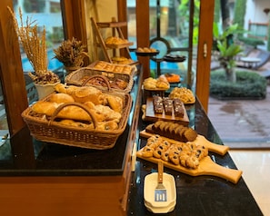 Bữa sáng buffet hàng ngày (300 THB/mỗi người)