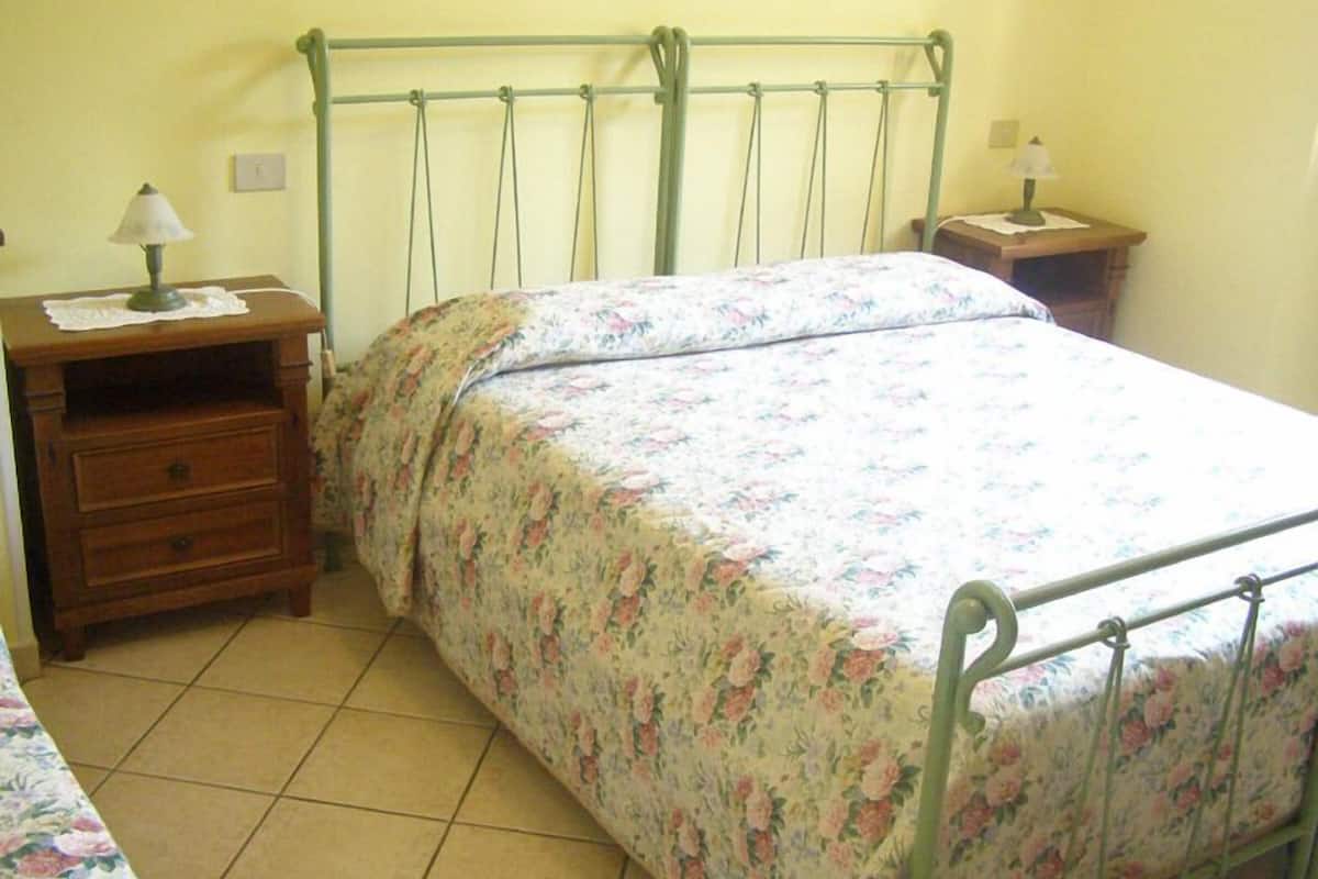 Desk, cots/infant beds, rollaway beds
