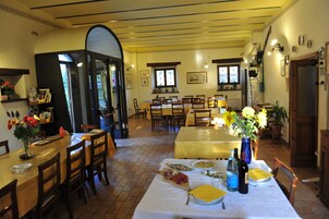 Se sirven desayunos, cenas y cocina local