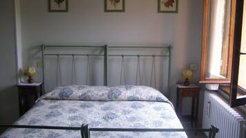 Desk, cots/infant beds, rollaway beds