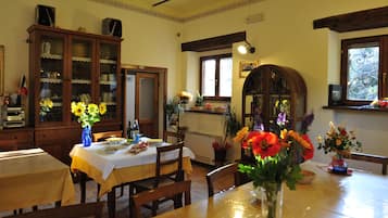 Frühstück und Abendessen, lokale Küche