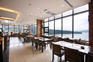 Breakfast, lunch, dinner served; Chinese cuisine 