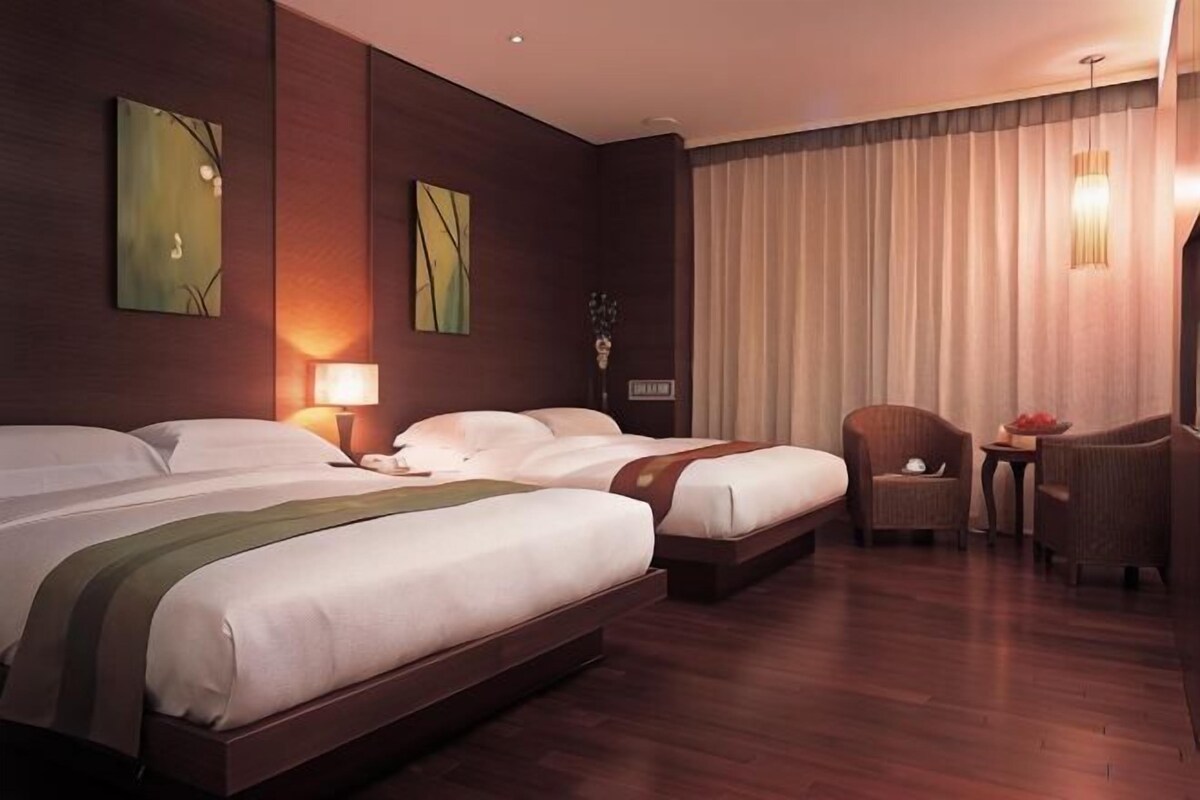 Minibar, in-room safe, blackout drapes, WiFi (free)