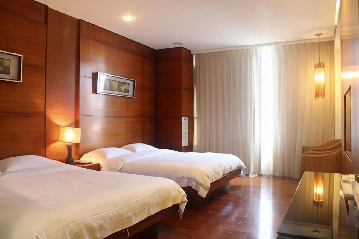Minibar, in-room safe, blackout drapes, WiFi (free)
