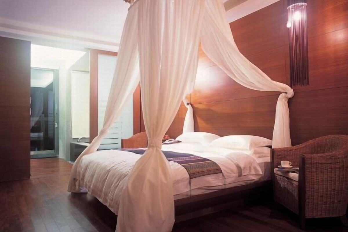 Minibar, in-room safe, blackout drapes, WiFi (free)