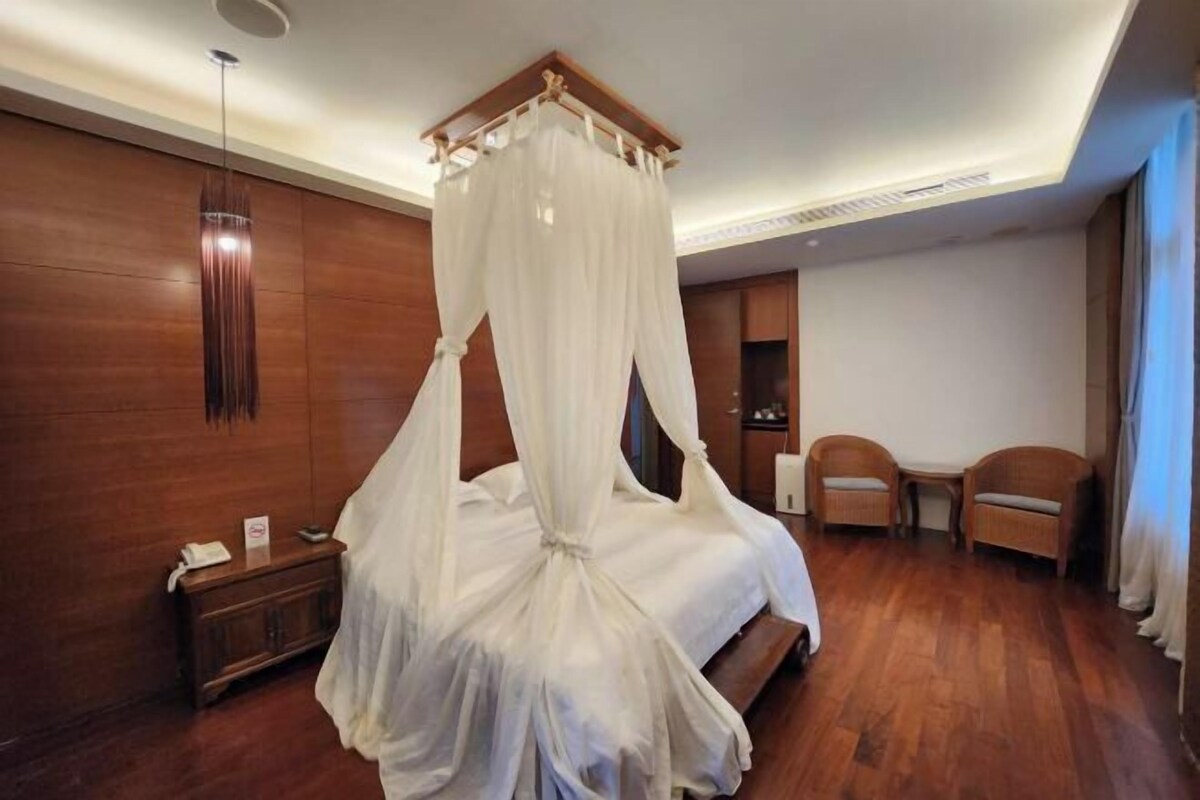 Minibar, in-room safe, blackout drapes, WiFi (free)