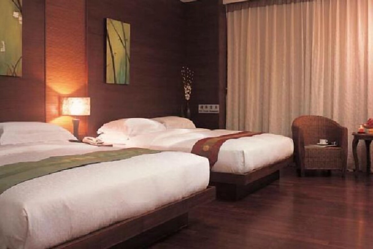 Minibar, in-room safe, blackout drapes, WiFi (free)