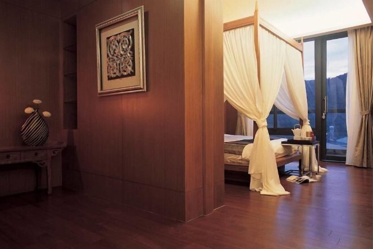 Minibar, in-room safe, blackout drapes, WiFi (free)
