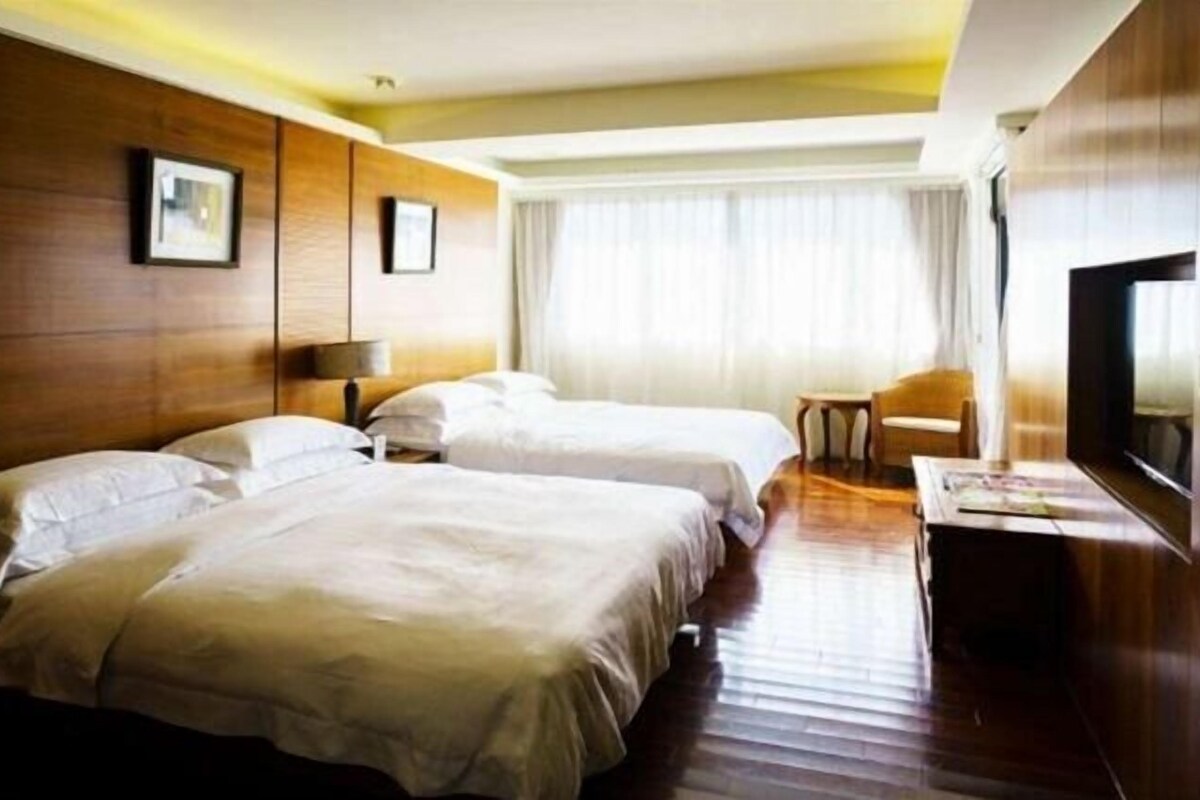 Minibar, in-room safe, blackout drapes, WiFi (free)