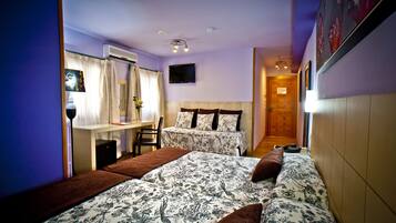 Una habitación de hotel con una cama, un escritorio y una silla.