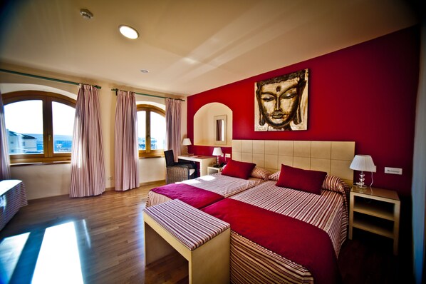 In-room safe, desk, blackout drapes, soundproofing - Hotel Condes de Castilla (Segovia)