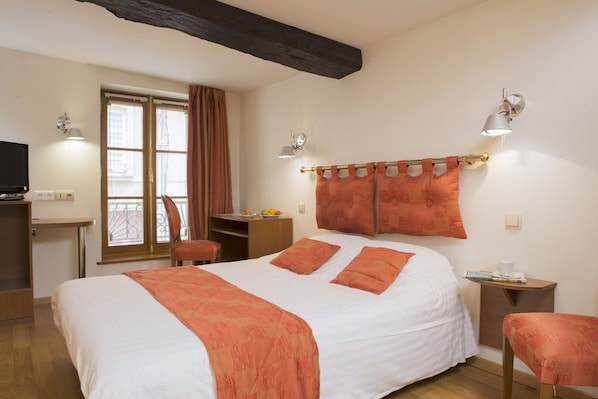 Escritorio, sistema de insonorización, wifi gratis y ropa de cama