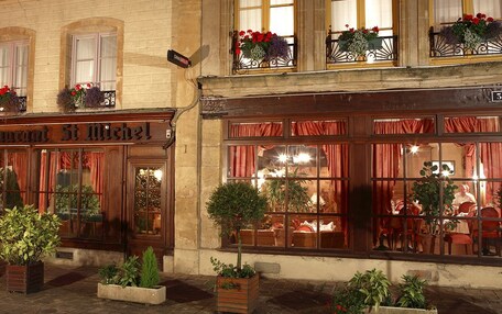 A restaurant with a sign reading "Restaurant St Michel" and a number "3" above the entrance.