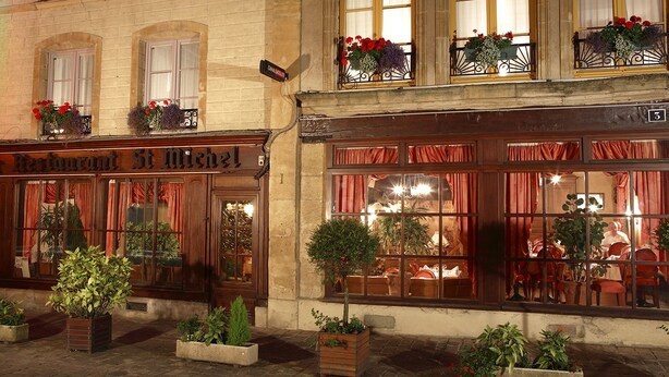 Um restaurante com uma placa que diz 'Restaurant St Michel' e o número '3' sobre a entrada.
