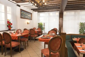 Desayuno buffet diario (EUR 9.50 por persona)