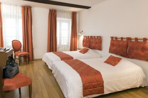 Escritorio, sistema de insonorización, wifi gratis y ropa de cama