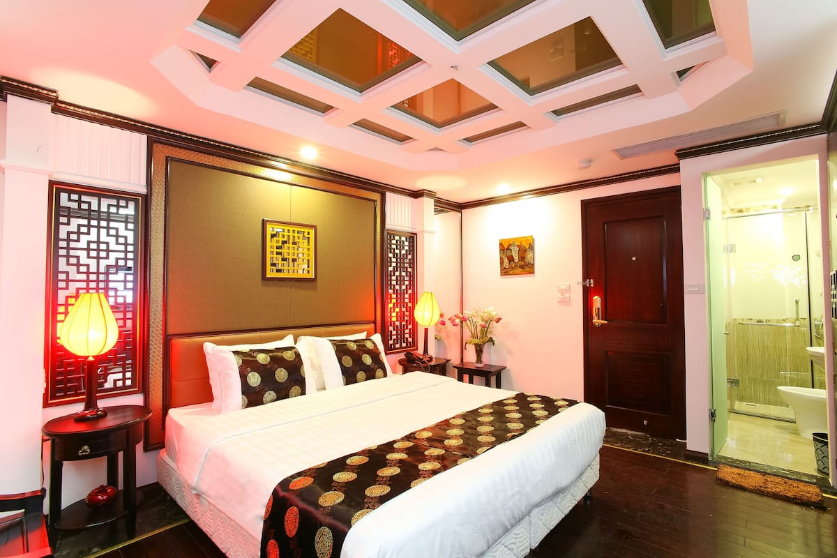 Classic Double or Twin Room, 1 Bedroom, Non Smoking, Courtyard Area | Peralatan tempat tidur premium, bar mini, peti besi dalam bilik, meja