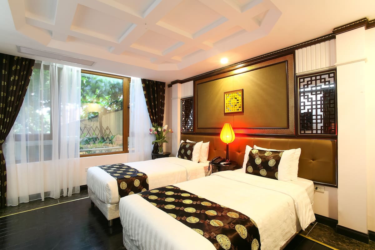 Deluxe Room (with Church View) | Peralatan tempat tidur premium, bar mini, peti besi dalam bilik, meja