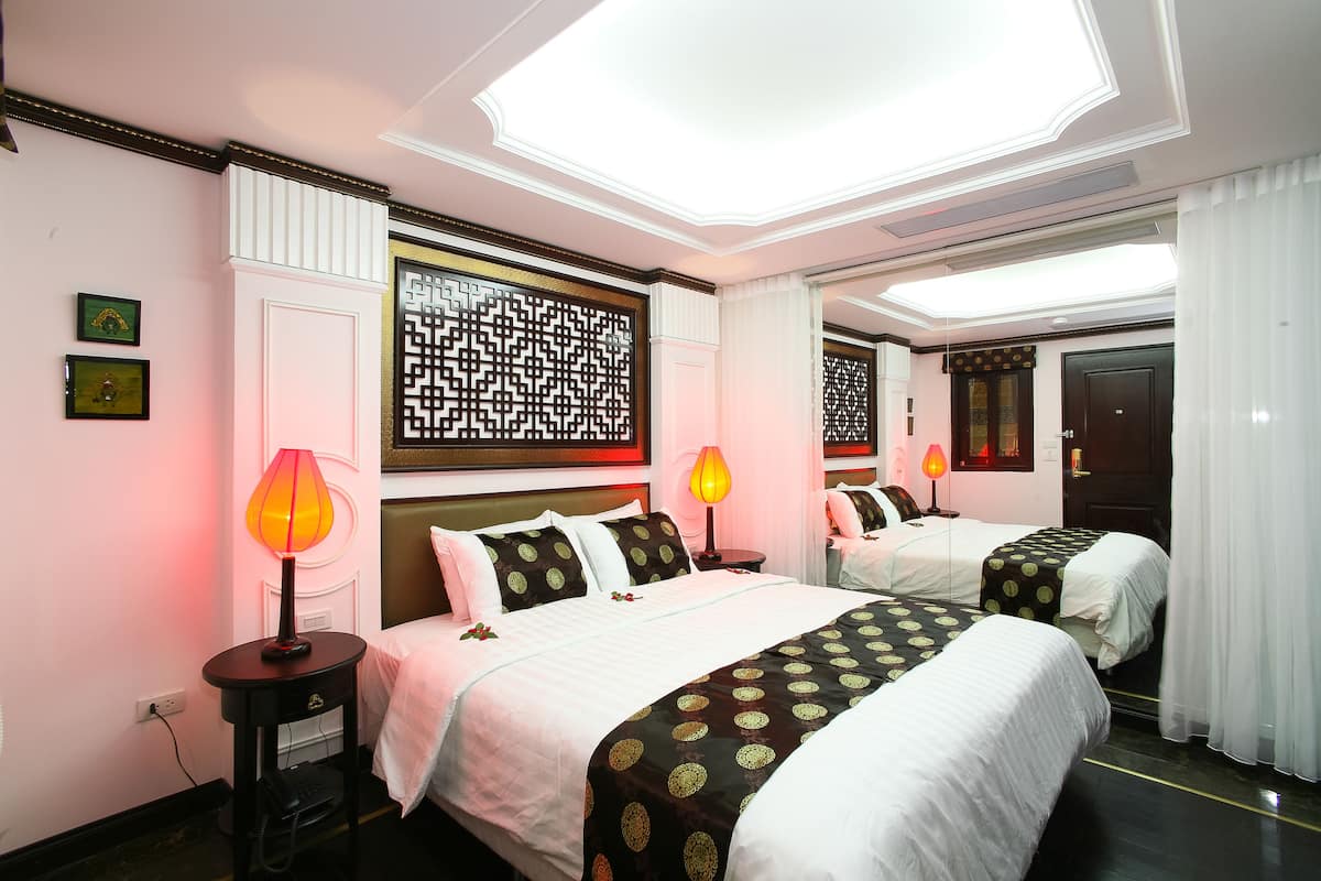 Family Room (with Church View) | Peralatan tempat tidur premium, bar mini, peti besi dalam bilik, meja