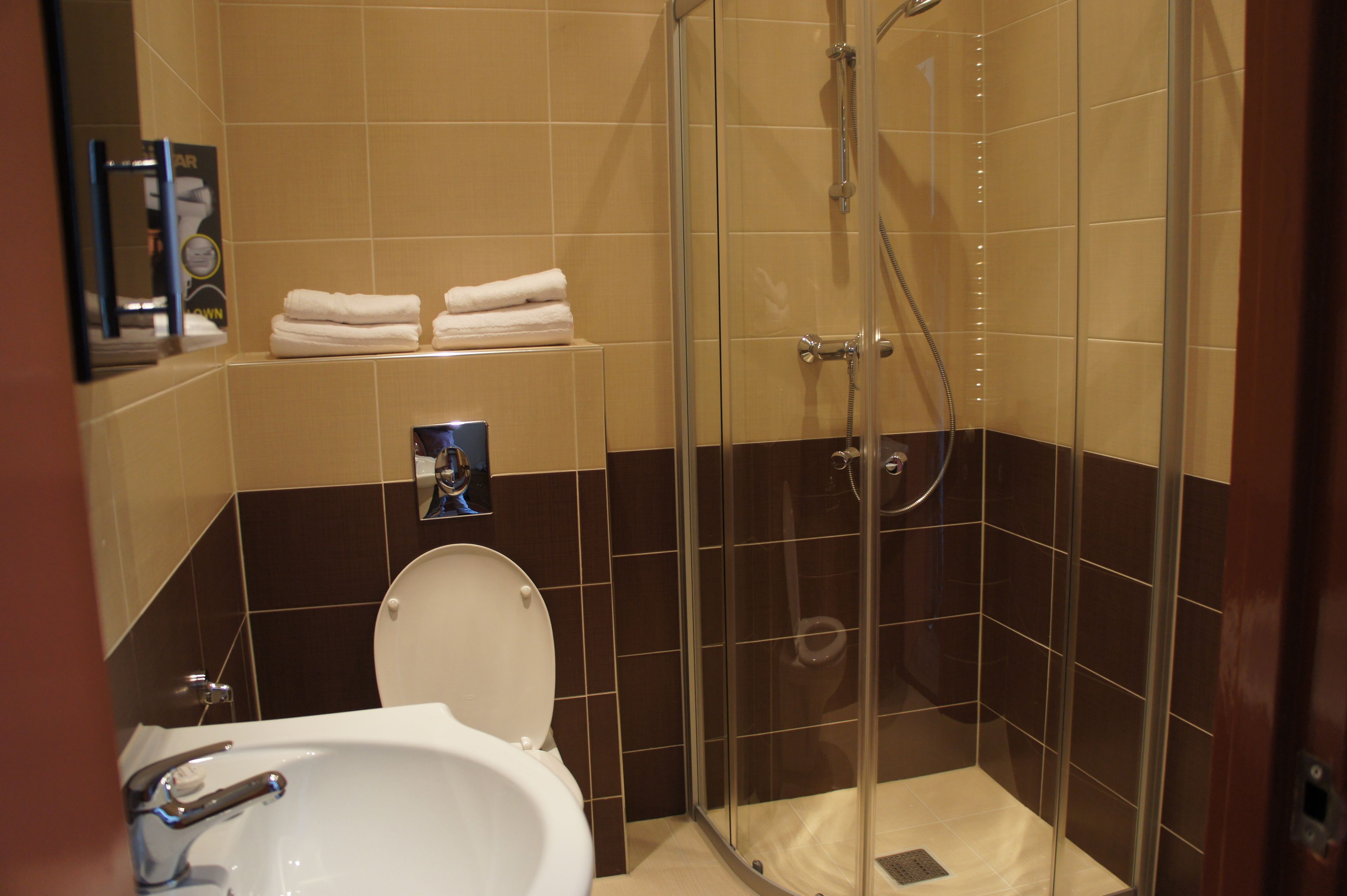 Standaard driepersoonskamer, 3 eenpersoonsbedden | Badkamer | Een douche, gratis toiletartikelen