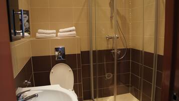 Standaard driepersoonskamer, 3 eenpersoonsbedden | Badkamer | Een douche, gratis toiletartikelen