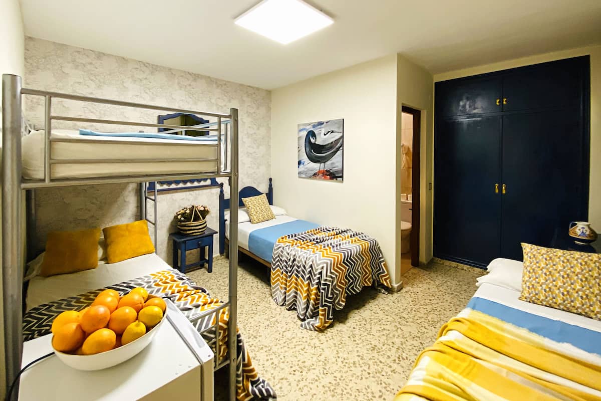 Vierpersoonskamer | Luxe beddengoed, verduisterende gordijnen, babybedden, gratis wifi